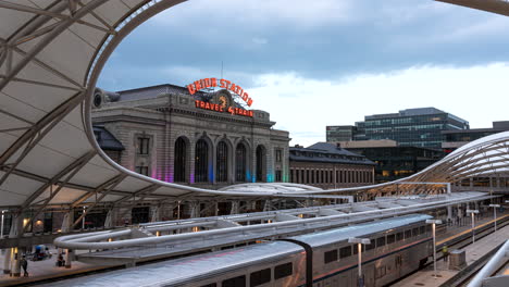 Bewegungszeitraffer-Von-Zügen-Und-Menschen-Am-Berühmten-Union-Station-In-Der-Innenstadt-Von-Denver