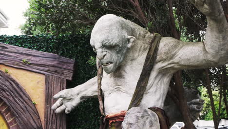 Escultura-De-Troll-De-Tamaño-Natural-Fuera-De-La-Cueva-De-Weta,-Que-Muestra-La-Creatividad-Y-La-Artesanía-Del-Taller-De-Weta-En-Wellington,-Nueva-Zelanda