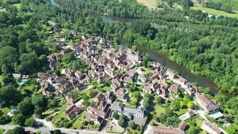 Carennac-Dorf-Im-Dordogne-Tal,-Frankreich,-Hochwinkel-Schwenkdrohne,-Luftaufnahme,-4K-Videos