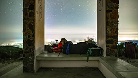 Las-Estrellas-Cruzan-El-Cielo-Sobre-Limassol,-Chipre-Mientras-Un-Fotógrafo-De-Lapso-De-Tiempo-Captura-La-Escena