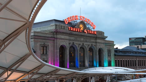 Timelapse-En-Movimiento-De-Union-Station-Con-Luces-De-Colores-Celebrando-El-Mes-Del-Orgullo