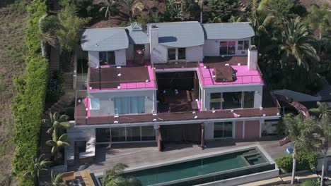 Barbie-Traumhaus-Aus-Dem-Film-In-Malibu-Wird-Gerade-Renoviert,-Luftaufnahme-Tagsüber
