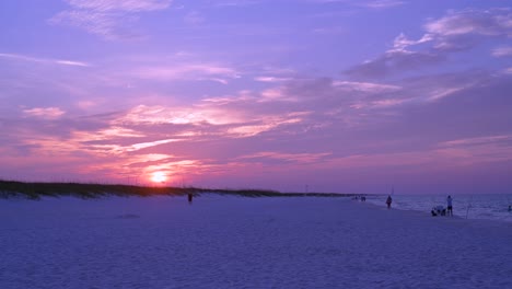 Zeitraffer-Sonnenaufgang-Am-Weißen-Sandstrand-Von-Pensacola,-Florida,-Golf-Von-Mexiko