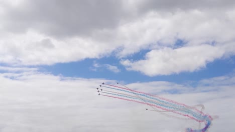 Rote-Pfeile-Flugzeuge-Fliegen-In-Formation-Mit-Zwei-Flugzeugen,-Die-Draußen-Während-Der-Flugshow-In-Swansea-Herumfliegen