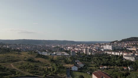 Sobrevuelo-Del-Cielo-Azul:-Montañas-Bajas-Vistas-Fuera-De-La-Ciudad-De-Ourense,-España