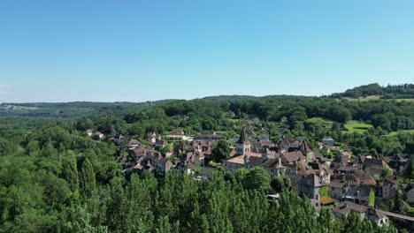 Aufsteigende-Luftaufnahme-über-Bäumen,-Carennac-Dorf-Im-Dordogne-Tal,-Frankreich
