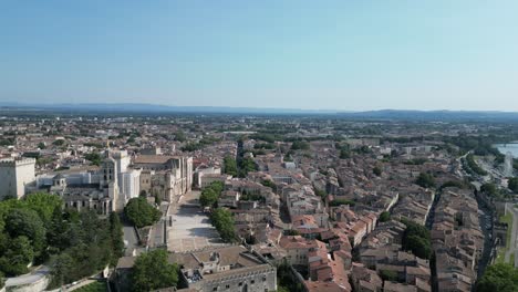 Avignon,-Francia,-Panorámico-Ascendente,-Abejón-Aéreo,-Material-De-Archivo-4k