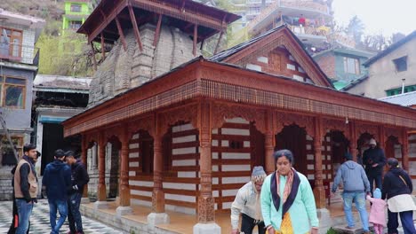 El-Antiguo-Edificio-Del-Templo-Sagrado-Hindú-Durante-El-Día-Desde-Diferentes-ángulos.-El-Vídeo-Se-Tomó-En-Manali-Himachal-Pradesh,-India,-El-22-De-Marzo-De-2023.