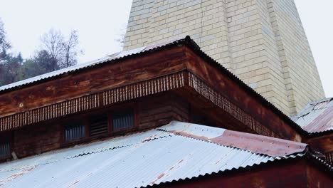 El-Antiguo-Edificio-Del-Templo-Sagrado-Hindú-Durante-El-Día-Desde-Diferentes-ángulos.-El-Vídeo-Se-Tomó-En-Manali-Himachal-Pradesh,-India,-El-22-De-Marzo-De-2023.