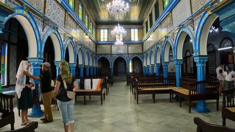 Besucher-Der-Antiken-Jüdischen-Synagoge-El-Ghriba-In-Djerba,-Tunesien