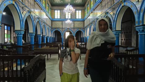 Madre-E-Hija-Pequeña-Con-Velo-Visitando-La-Antigua-Sinagoga-Judía-El-Ghriba-De-Djerba-En-Túnez