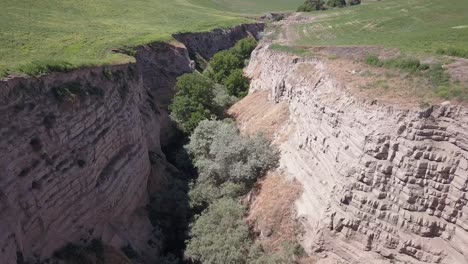 Flight-into-Burlingame-Canyon,-erosion-gulch-with-obvious-rhythmites