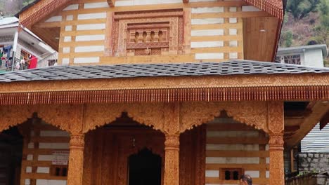 Alter-Hinduistischer-Heiliger-Tempelbau-Am-Tag-Aus-Einem-Anderen-Blickwinkel.-Das-Video-Wurde-Am-22.-März-2023-In-Manali,-Himachal-Pradesh,-Indien,-Aufgenommen