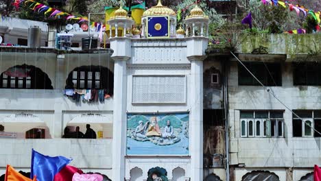 Manikaran-Sahib-Gurudwara-De-La-Religión-Sij-Decorada-Con-Volantes-En-El-Día-Video-Tomado-En-Manikaran-Manali-Himachal-Pradesh-India-El-22-De-Marzo-De-2023