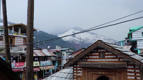 El-Antiguo-Edificio-Del-Templo-Sagrado-Hindú-Durante-El-Día-Desde-Diferentes-ángulos.-El-Vídeo-Se-Tomó-En-Manali-Himachal-Pradesh,-India,-El-22-De-Marzo-De-2023.