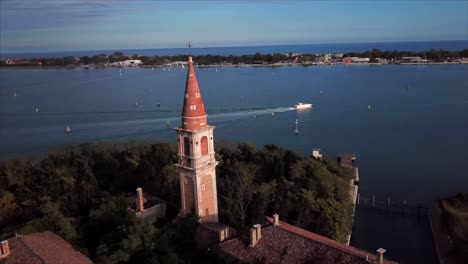 Isla-Poveglia-Venecia-Drone-Tiro-Pan-Alrededor-Campanario-Spire