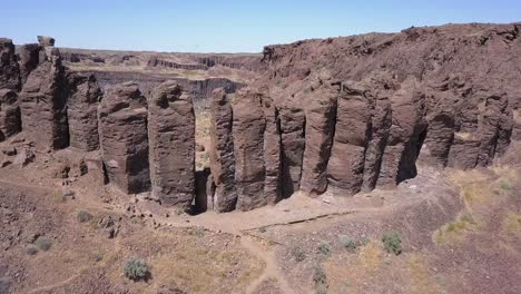 Formación-De-Roca-Geológica,-Las-Plumas-Son-Torres-De-Basalto-Columnar