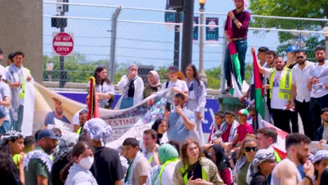 La-Gente-Reunida-En-El-Centro-Es-Parte-Del-Movimiento-De-Palestina-Libre-En-La-Ciudad.