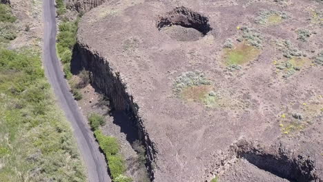 Aerial-retreats-from-huge-rock-potholes-in-Channeled-Scablands-basalt