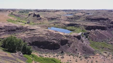 Rugged-and-wild-flyover:-Quincy-Lakes-Scablands-landscape,-WA-state