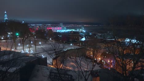 Filmisches-Stadtzentrum-Von-Quebec,-Kanada,-Kalter-Winterabend,-Nachtzeit,-Innenstadt,-Zentrum,-Quai,-Aussichtspunkt,-St.-Lawrence-River,-Straße,-Kirche,-Friedlicher-Schnee-Auf-Dem-Boden,-Langsamer-Schwenk-Nach-Links,-Panoramabewegung