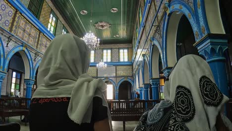Rückansicht-Von-Erwachsenen-Frauen-Und-Kleinen-Mädchen-Mit-Kopftüchern,-Die-In-Der-Jüdischen-Synagoge-El-Ghriba-Von-Djerba-In-Tunesien-Sitzen
