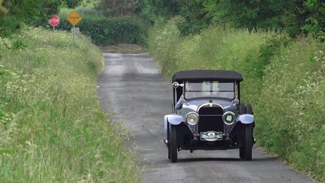 Oldtimer-Fährt-Im-Sommer-Eine-Schmale-Irische-Gasse-Entlang-Irisches-Autofahren-Vom-Feinsten