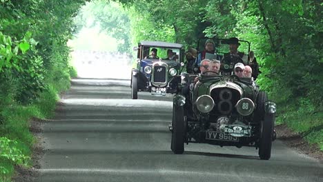 Atascos-De-Tráfico-Antiguos-Coches-Clásicos-Circulando-Por-Una-Carretera-Irlandesa-En-Kildare,-Irlanda