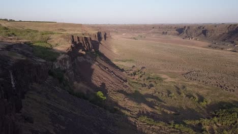 Aerial-view:-Rugged,-arid-landscape-scoured-by-ice-age-flood-erosion