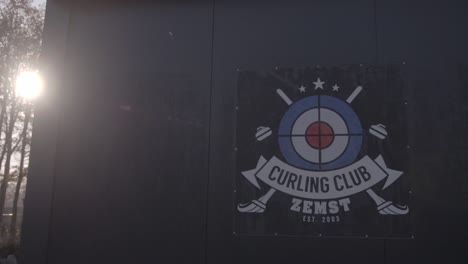 Logotipo-De-Curling-Club-Zemst-En-Un-Edificio-Con-Estilo-Soleado