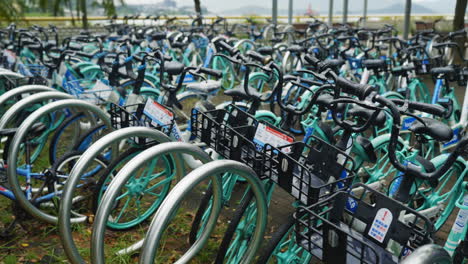 Movilidad-Urbana-En-Movimiento:-Toma-De-Cardán-En-Cámara-Lenta-De-Bicicletas-De-La-Ciudad-De-Hong-Kong-En-El-Programa-Para-Compartir
