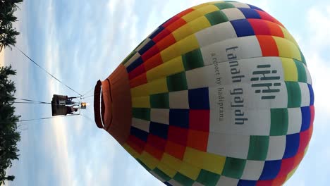 Toma-Estática-Vertical-De-Un-Gran-Globo-Aerostático-Para-Un-Paseo-En-Globo-En-Bali,-Indonesia,-Durante-Un-Viaje-De-Aventuras-Por-El-Aire.