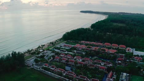 Impresionante-Resort-Y-Spa-Marriott-Khao-Lak-Con-Hermosas-Playas-Y-Complejos-Turísticos