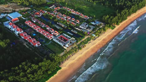 Vogelperspektive-Auf-Luxushotel-Und-Strand,-Wunderschöne-Landschaftsansicht-über-Die-Insel