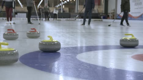 Curlingstein,-Der-An-Anderen-Steinen-Vorbeigleitet