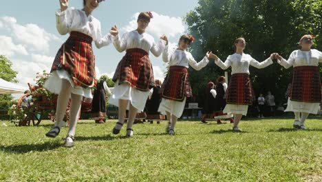 Feliz-Grupo-De-Danza-Búlgara-Realiza-Horo-En-El-Festival-Folclórico-De-Verano