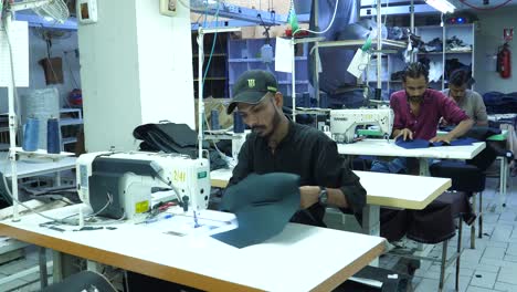 Pakistanische-Männliche-Textilarbeiter,-Die-Nähmaschinen-Benutzen