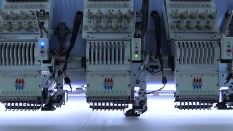 Automatische-Nähmaschinen-Für-Stoffe-In-Einer-Bekleidungsfabrik-In-Karatschi