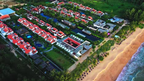 Una-Vista-De-La-Bahía-De-Phuket,-Tailandia,-Desde-El-Edificio-Alto-Del-Marriott-Khao-Lak-Resort-And-Spa