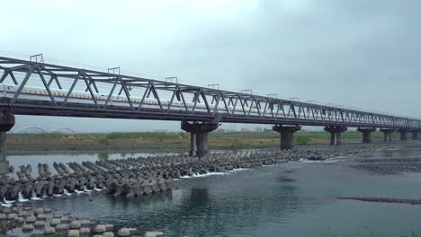 Shizuoka,-Japón---6-De-Abril-De-2023:-Tokaido-Shinkansen-Cruzando-Fuji-View-Shinkansen-Rail-Bridge-Por-La-Noche