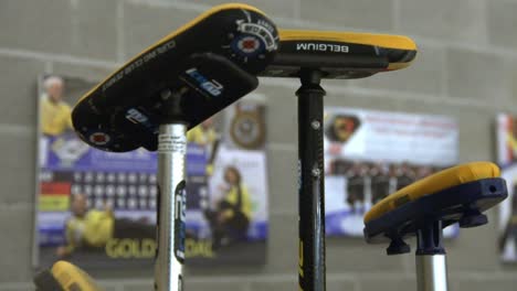 Escobas-De-Curling-Del-Equipo-Nacional-Belga-De-Curling-En-Zemst,-Bélgica