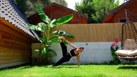 Das-Mädchen-Macht-Yoga-Mit-Einem-Kopfstand-Auf-Dem-Rasen-Wellness