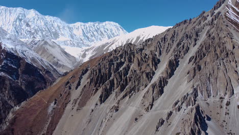 Die-Drohne-Bewegt-Sich-Langsam-Rückwärts-Auf-Der-Annapurna-Rennstrecke-In-Manang,-Nepal