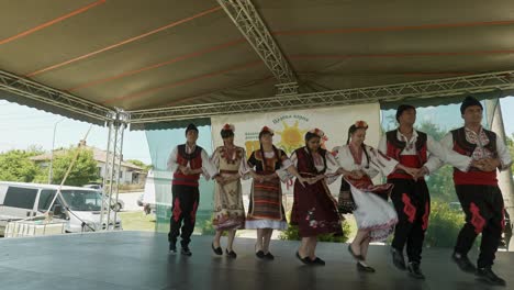 Grupo-De-Danza-Folclórica-En-El-Escenario-Del-Festival-Interpretando-Al-Héroe-Búlgaro