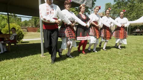 Gente-Feliz-Bailando-Horo-En-Un-Evento-Cultural-Con-Vestimenta-Tradicional-Bulgaria
