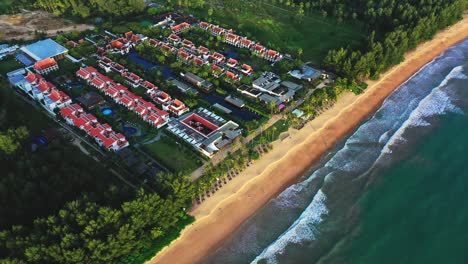 Vista-De-Pájaro-Del-Hotel-De-Lujo-Y-La-Playa,-Hermosa-Vista-Aérea-De-La-Playa-Y-La-Bahía-Turquesa-En-Marriott-Khao-Lak-Resort-And-Spa,-Phuket,-Tailandia