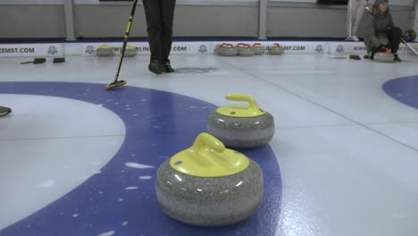 Ein-Curlingstein-Trifft-Auf-Einen-Anderen-Curlingstein