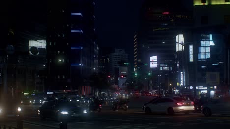 Südkorea-Seoul-Stadt-Städtische-Straße-Mit-Autos-Und-Verkehr-Nacht-Abend-Straße-Städtische-Ansicht,-Wolkenkratzer,-Lichter-Und-Outlet-Werbetafeln
