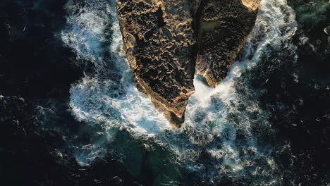 Beautiful-ocean-waves-crashing-into-Rock,-Gozo-beauty,-and-nature-europe
