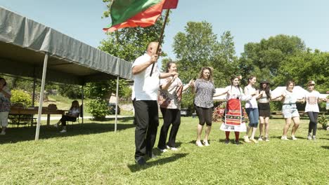 Bürgermeister-Schwenkt-Nationalflagge-Und-Tanzt-Beim-Kulturfestival-Traditionelles-Horo